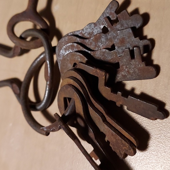 Antique Skeleton Keys On Ring Rusty Many Types - Picture 7 of 7